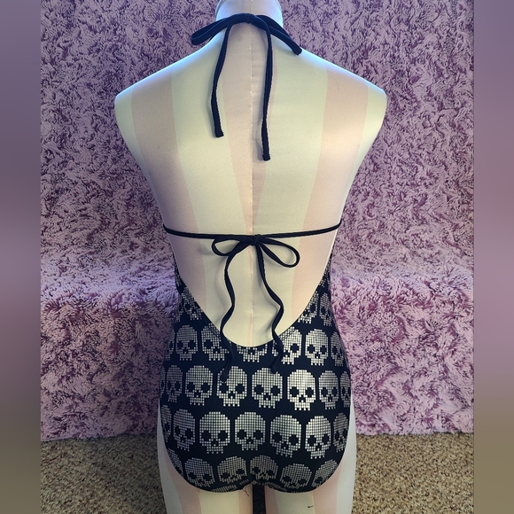 New IRONFIST Digital Skulls One-piece Swimsuit Size Sm 💀🖤 - Picture 6 of 10